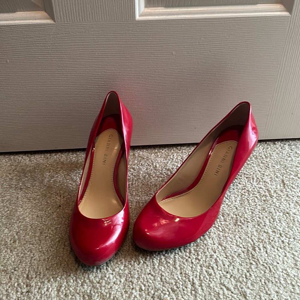 Red Gianni Bini heels, worn twice, in good shape